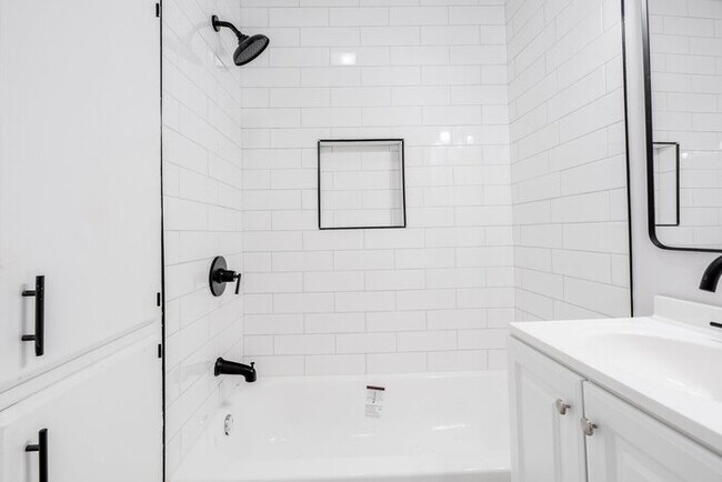 Building Photo - 1528 N Beard Ave