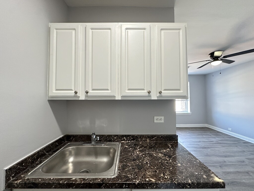 Building Photo - 4027 N Kenmore Ave