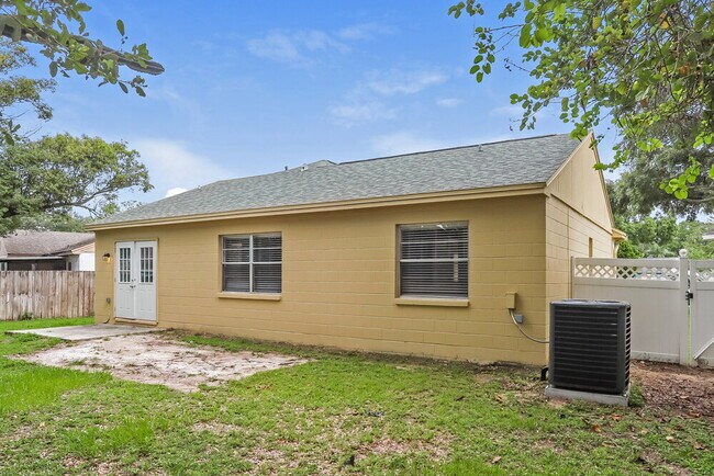 Building Photo - 224 Regal Park Dr