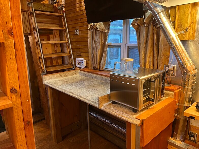 Building Photo - 142 Webster St NE