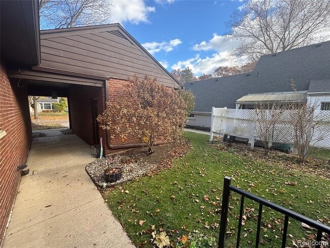 Building Photo - 6 Danvers Ln