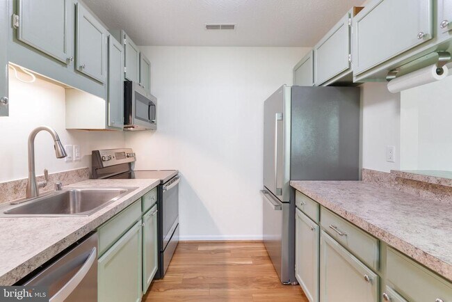 Building Photo - 23240 Rosewood Ct