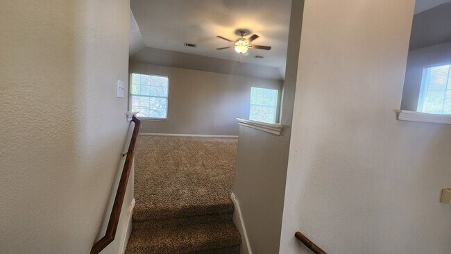 Building Photo - Located In the heart of Stone Oak