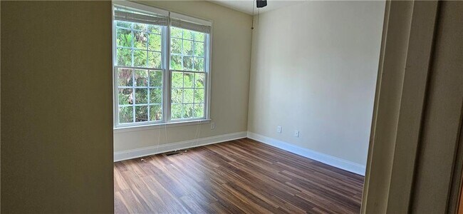 Building Photo - 647 Maple Grove Way