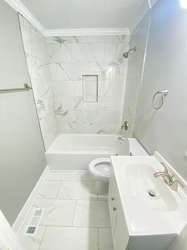 Building Photo - Fully Remodeled 2022 2bd/1ba House close to Dowtown and Hwy 70