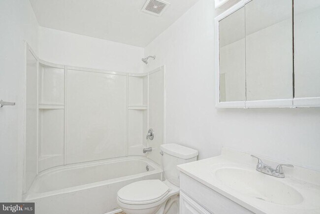 Building Photo - 69 Vanderbilt Ct