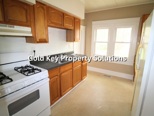 Building Photo - Attractive 2 BR 1 BA House with Central Air and Huge Front Porch (SECTION 8 APPROVED)