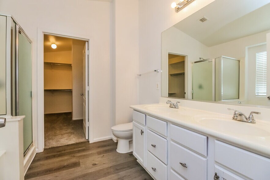 Building Photo - 9216 W Globe Ave