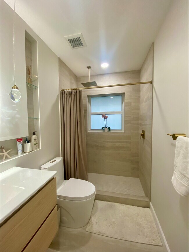 Building Photo - 1960 NE 30th St