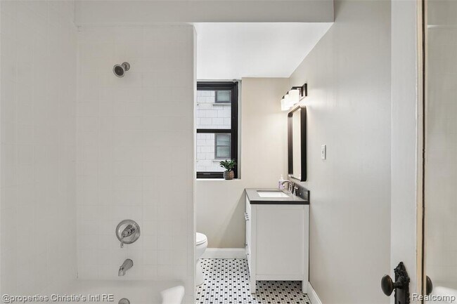 Building Photo - 15 E Kirby St