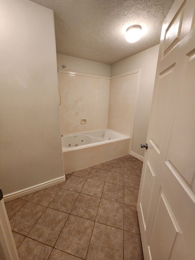 Building Photo - The Seasons @ Mesa Hills 3 bed/2 bath