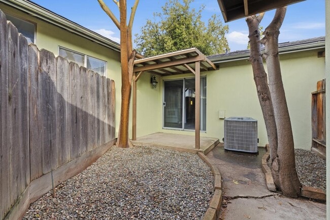 Building Photo - 1800 Rockford Ave