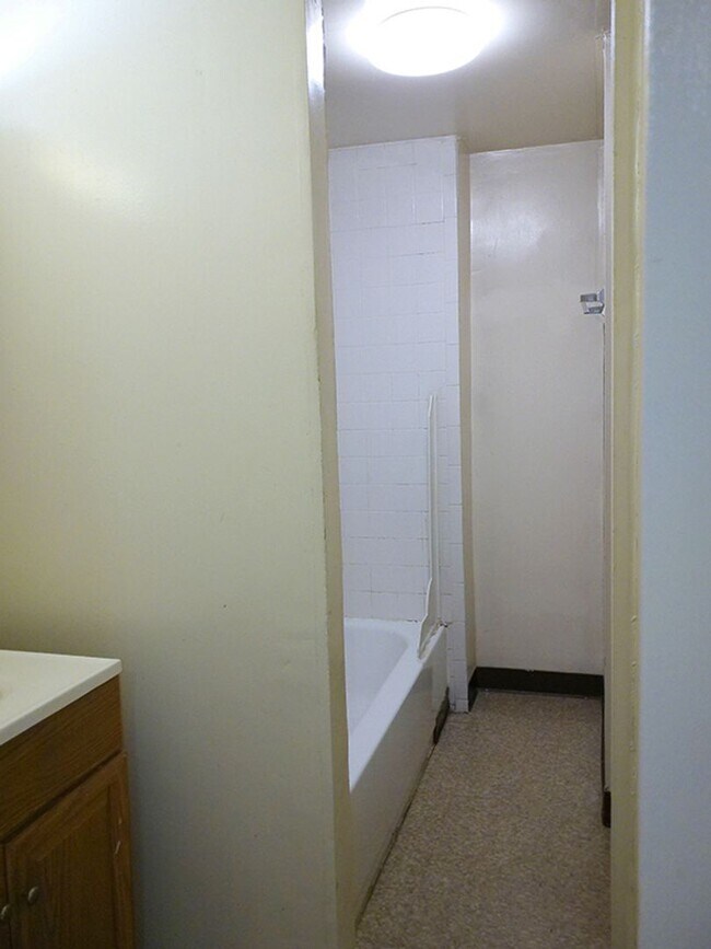 Building Photo - AVAILABLE 8/1/26 - Bright and Spacious One...