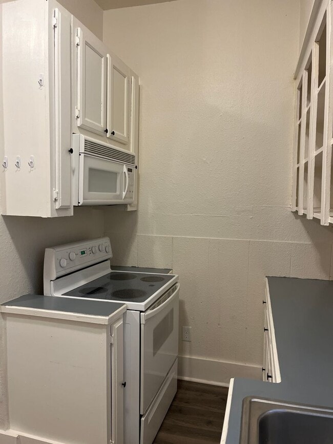 Building Photo - 2 BEDROOM HOUSE READY FOR YOU!