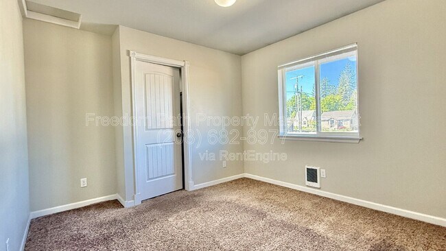 Building Photo - 1212 E Sherman Ave