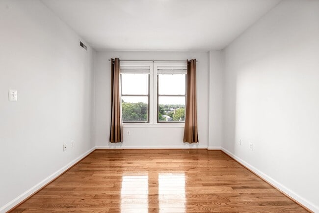 Building Photo - Available Now! Recently Updated, Spacious ...