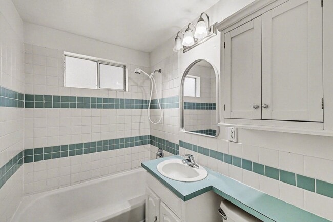 Building Photo - 3bd/1.75ba Seattle Home