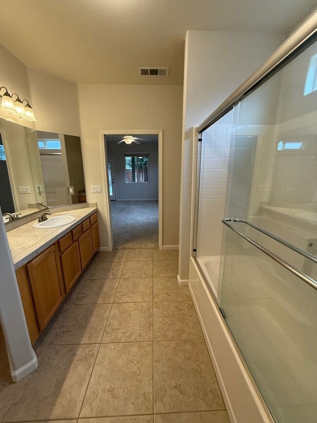 Building Photo - 3 bedroom, 2 bathroom house located in the desirable neighborhood