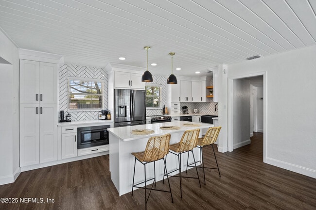 Building Photo - 1717 Sunset Dr
