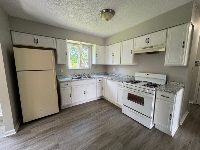 Building Photo - Far Eastside Large 3 Bedroom 1.5 Bath