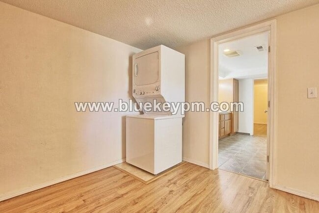 Building Photo - 4 Bed, 2 Bath Home with Finished Basement, Lg Fenced Corner Lot, Office and 2 Car Garage