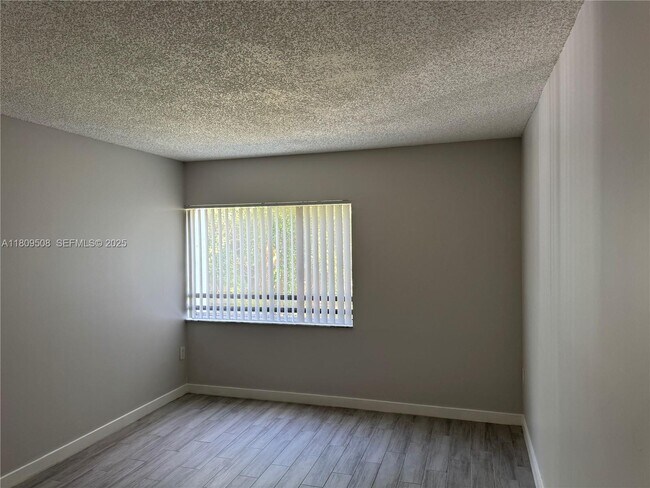 Building Photo - 721 N Pine Island Rd