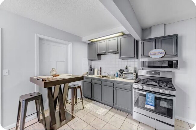 Building Photo - Furnished 1-Bedroom Apartment with Private Entrance and Free Laundry