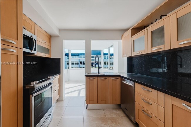 Building Photo - 16565 NE 26th Ave