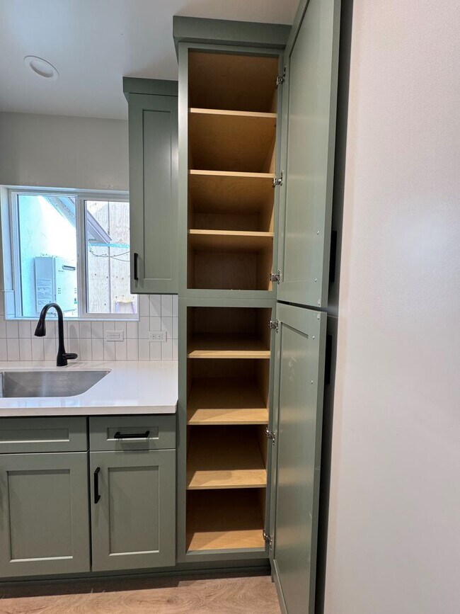 Building Photo - Remodeled Midtown Apartment- Private Washer/Dryer +AC!!