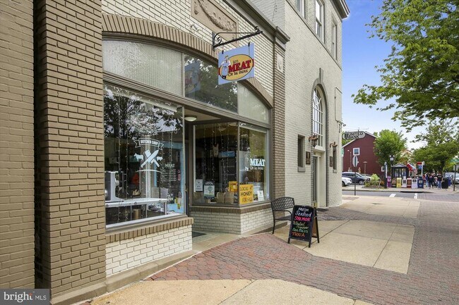 Building Photo - 537 E Duncan Ave