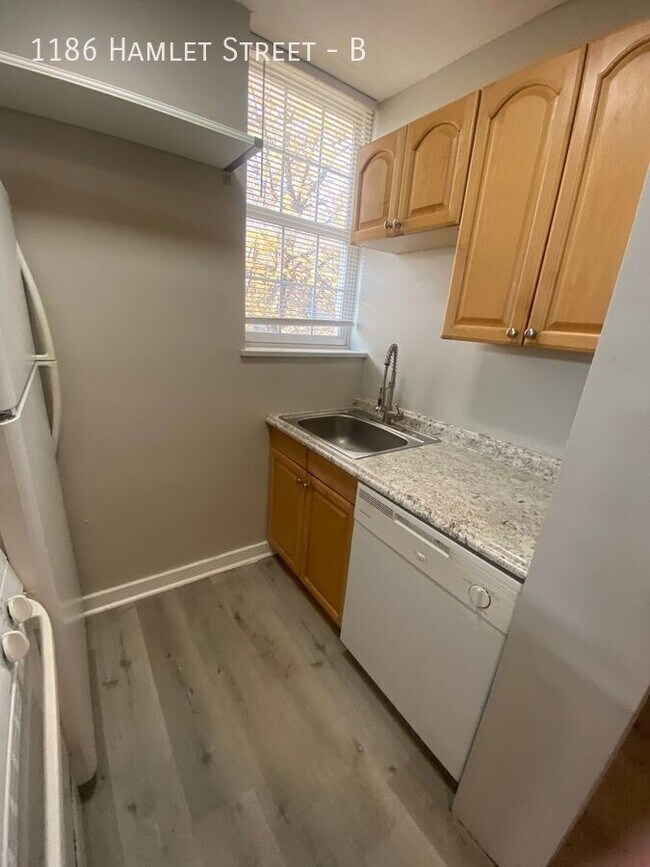 Building Photo - 1186 Hamlet St