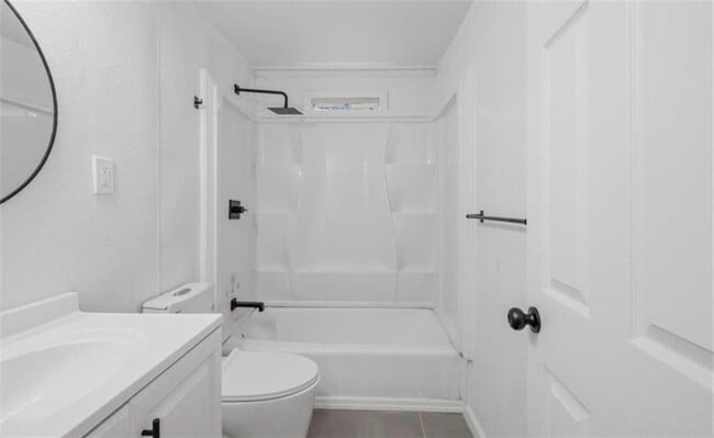 Building Photo - 608 N College Dr