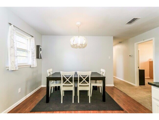 Building Photo - Beautiful Home Located Near Elementary & P...