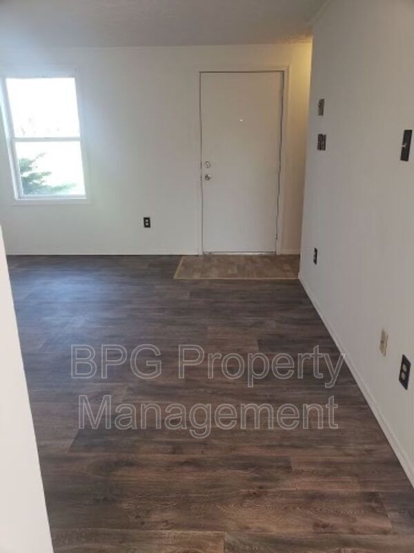 Building Photo - 123 Circle Dr