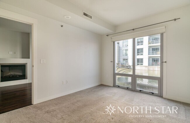 Building Photo - Pearl District Living on the Willamette River
