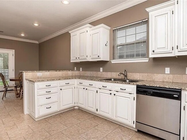 Building Photo - 1588 N Hazeltine Dr