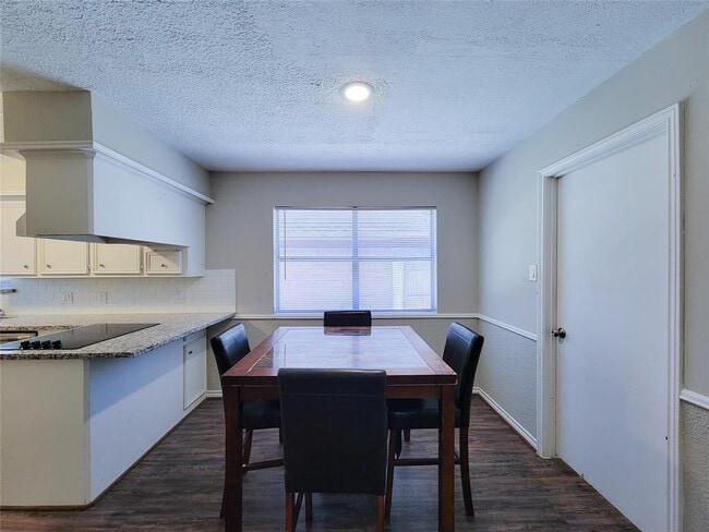 Building Photo - 6606 Brittany Park Ln