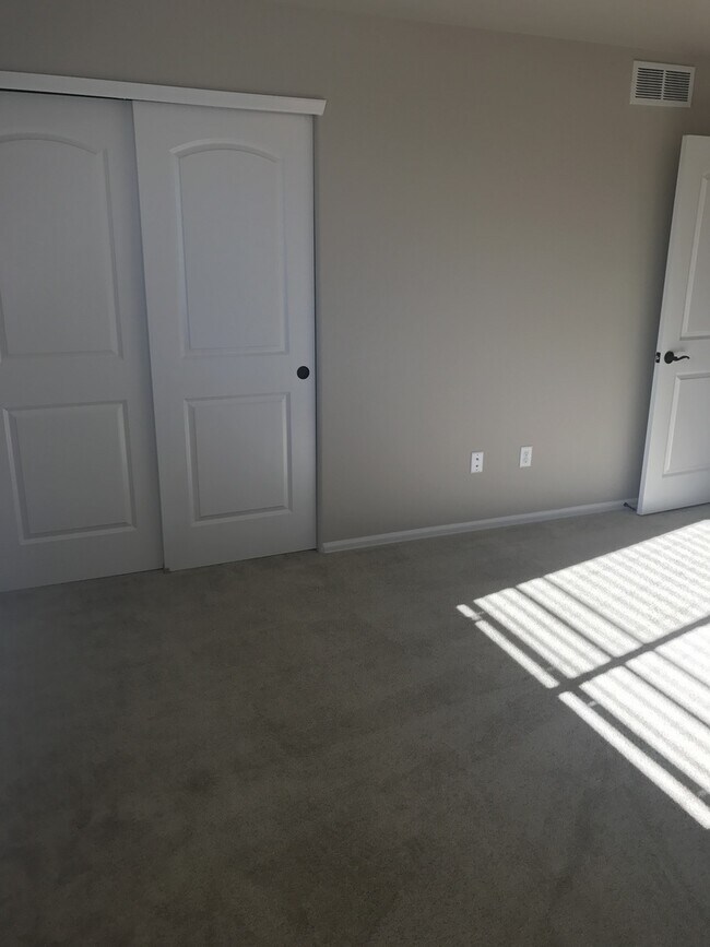 Building Photo - Nice house, 4 bedroom with Mountain Views in Windsor!