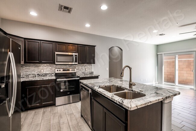 Building Photo - DON'T MISS THIS THREE BEDROOM TOWNHOUSE IN A PRIME LOCATION