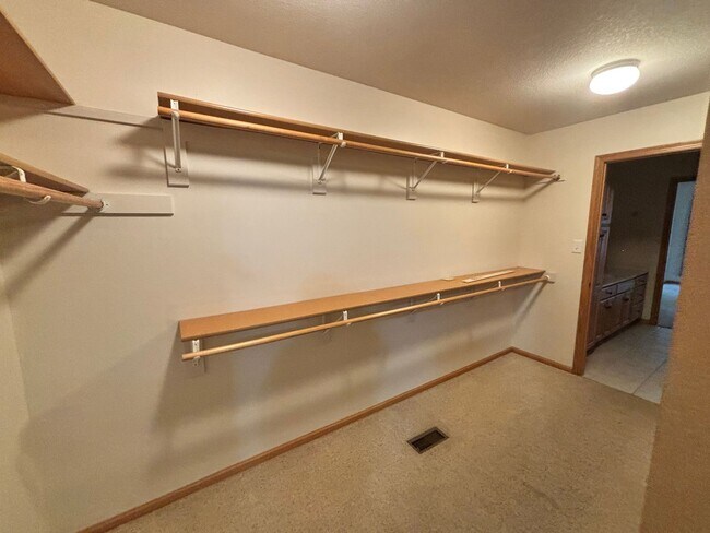 Building Photo - Beautiful 3 bed 3 bath duplex located in quiet neighborhood!