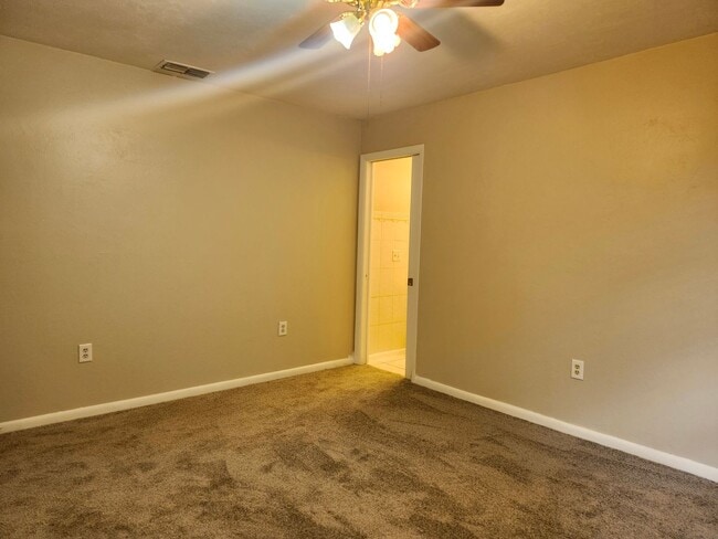 Building Photo - Single Family 3 bedroom 2 bath Must See