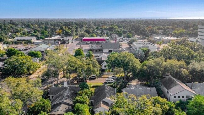 Building Photo - Charming two bedroom two bathroom cottage in North St. Petersburg Fully Updated.