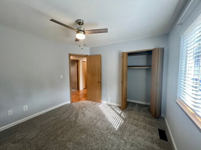 Building Photo - Well Maintained 3BD - Yard Maint. Included