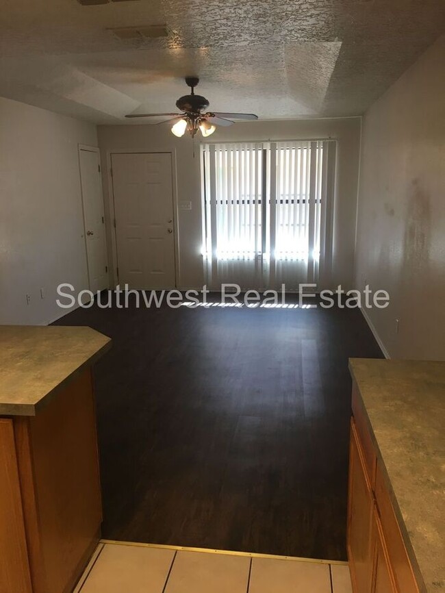 Building Photo - 2 Bed 2 Bath Apt--Perfect for roommates!!