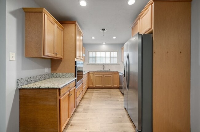 Building Photo - 1016 W Creek Dr