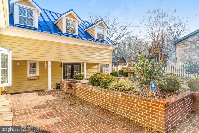 Building Photo - 7153 Main St