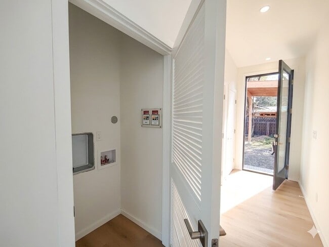Building Photo - Fully Fenced Private Single-Level 2x2 Retreat in Bend with Bonus Office Nook!