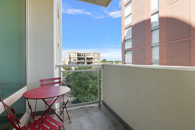 Building Photo - 1570 Elmwood Ave