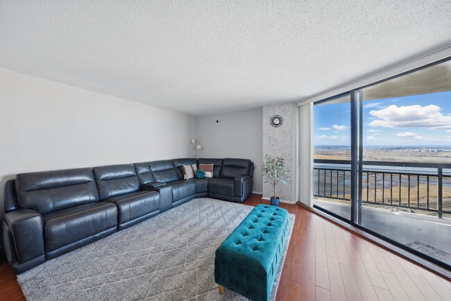 Building Photo - 1508 Harmon Cove Tower