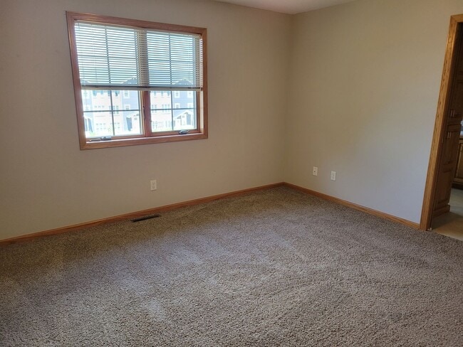 Building Photo - 3 Bedroom Twin Home